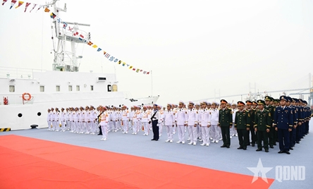 Defense leader chairs flag-raising ceremony on vessel 889-Professor Gagarinsky
